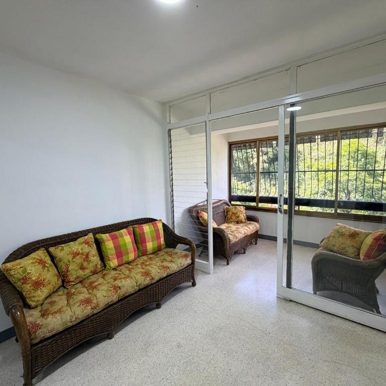Prados del Este Frente a Centro Comercial Humboldt - One-Bedroom Apartment - 1