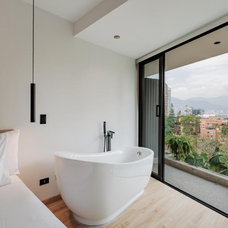 Lomm By Somos The Group - Deluxe Double Room with Bath - 1