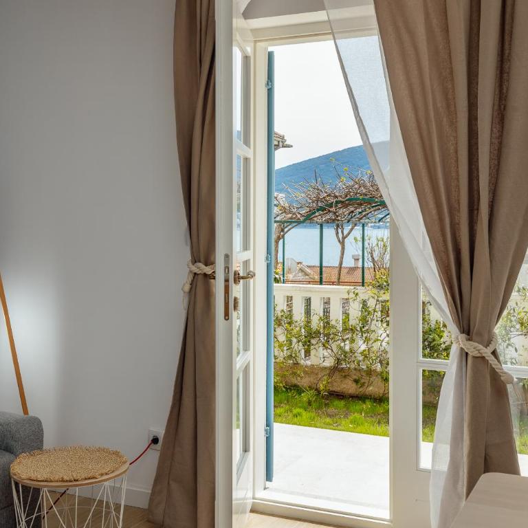 Magnolia Apartments - 3 min by walk to the beautiful beach - One-Bedroom Apartment with Garden - 3