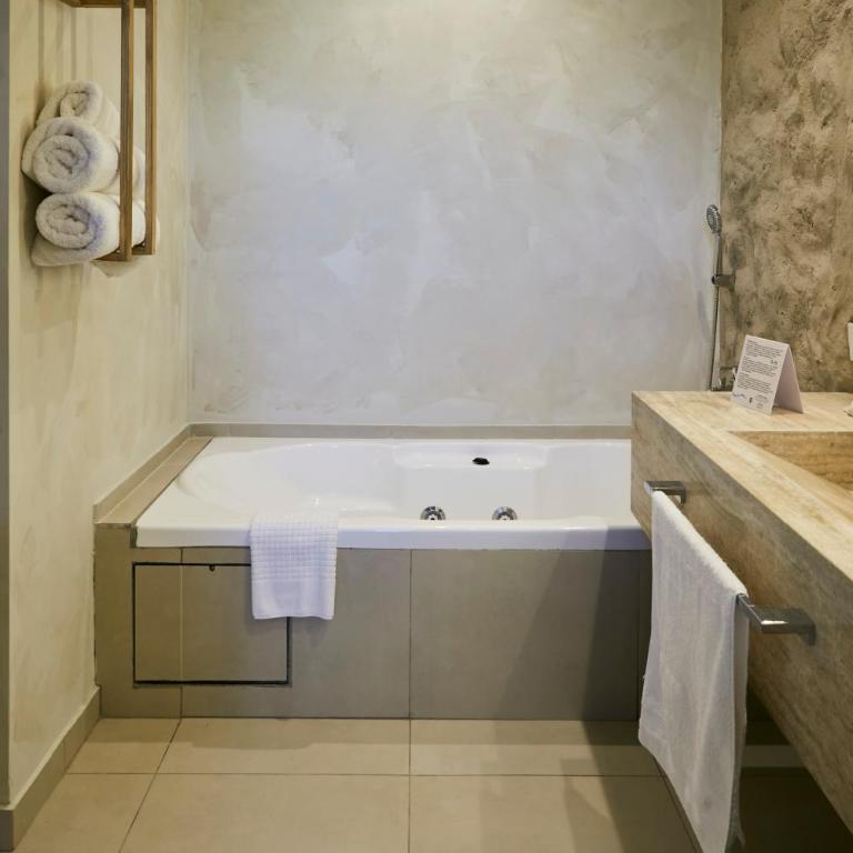 Howard Johnson Alcántara Boutique Hotel Chacras de Coria, Mendoza - Habitación Doble con bañera de hidromasaje - 11