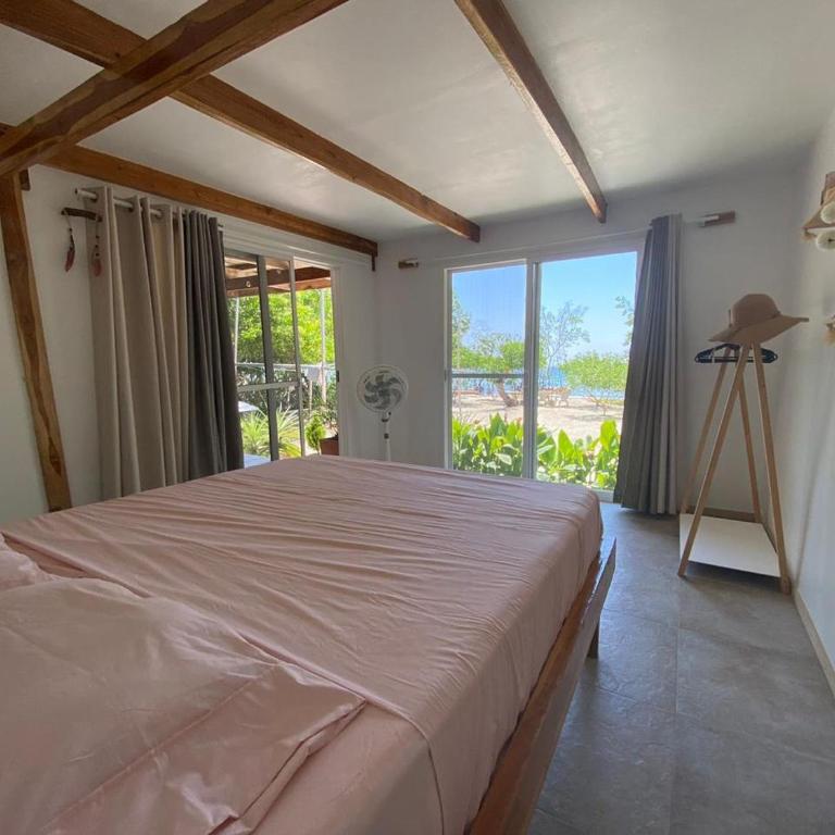 Santa Lova Eco-hostel Isla Tintipan - Queen Room with Sea View - 6