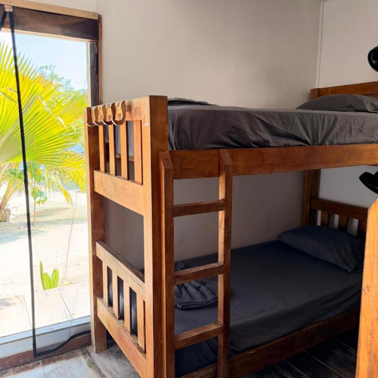 Santa Lova Eco-hostel Isla Tintipan - 8-Bed Mixed Dormitory Room - 5