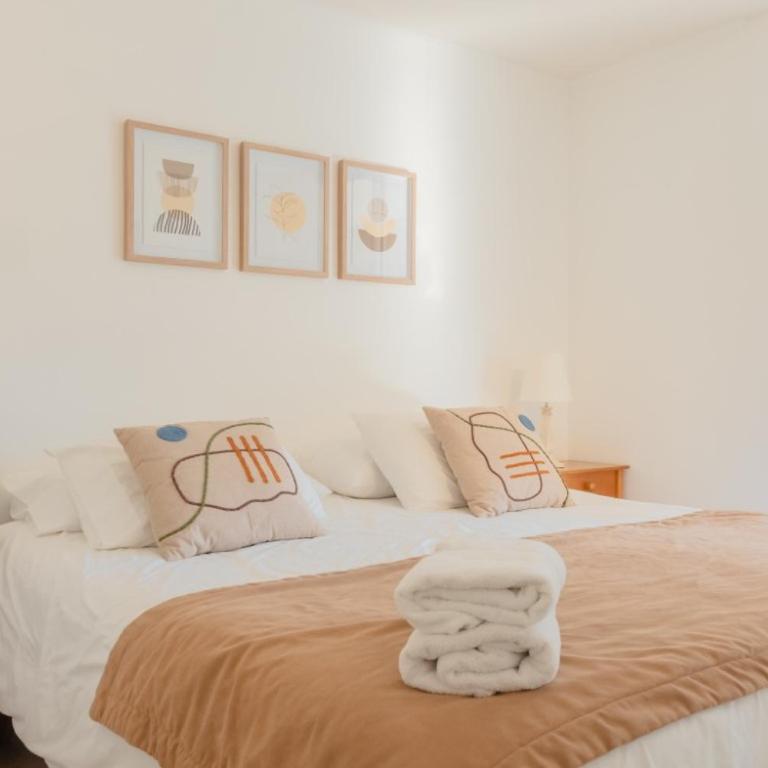 Kennedy Apartments Los Militares - Three-Bedroom Apartment with Balcony - 8