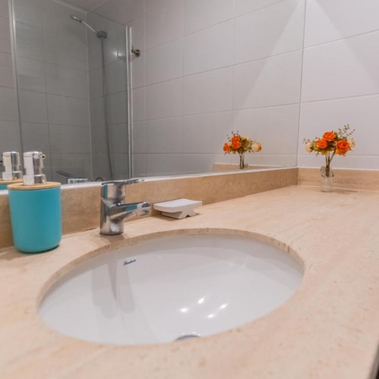 Kennedy Apartments Los Militares - Three-Bedroom Apartment with Balcony - 15