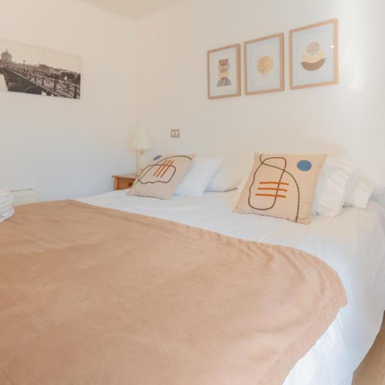 Kennedy Apartments Los Militares - Three-Bedroom Apartment with Balcony - 11