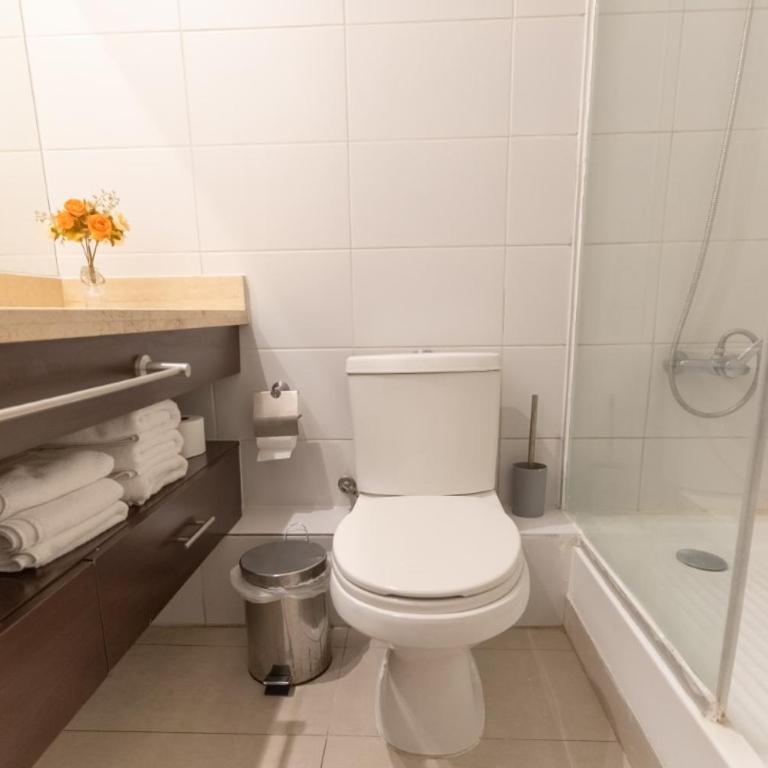 Kennedy Apartments Los Militares - Three-Bedroom Apartment with Balcony - 18