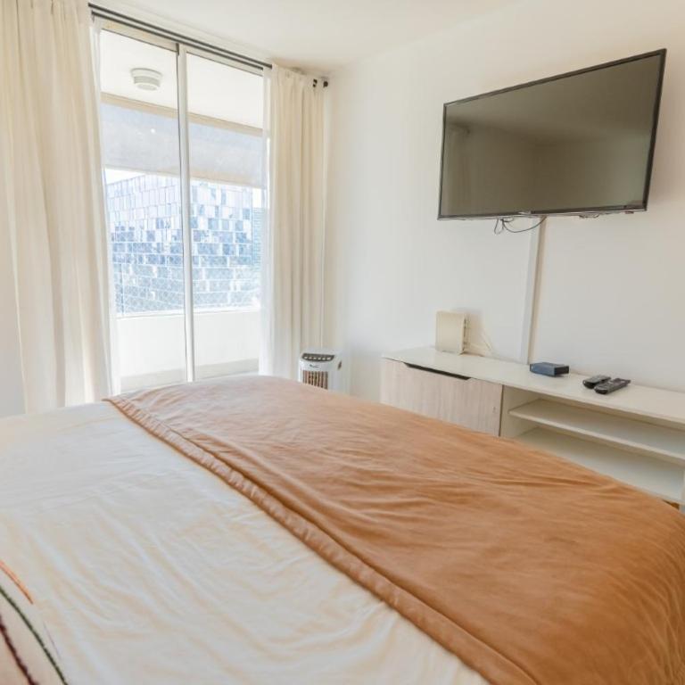 Kennedy Apartments Los Militares - Three-Bedroom Apartment with Balcony - 3