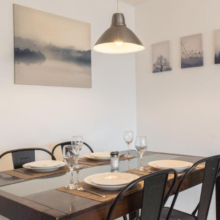 Kennedy Apartments Los Militares - Three-Bedroom Apartment with Balcony - 7