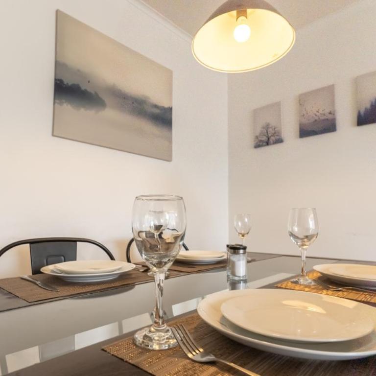 Kennedy Apartments Los Militares - Three-Bedroom Apartment with Balcony - 23