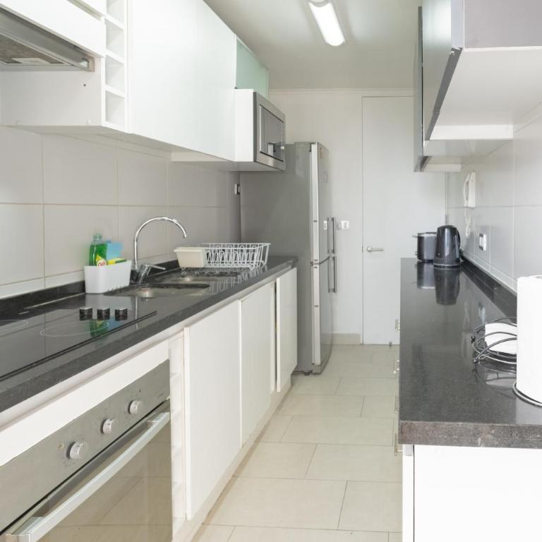 Kennedy Apartments Los Militares - Three-Bedroom Apartment with Balcony - 10