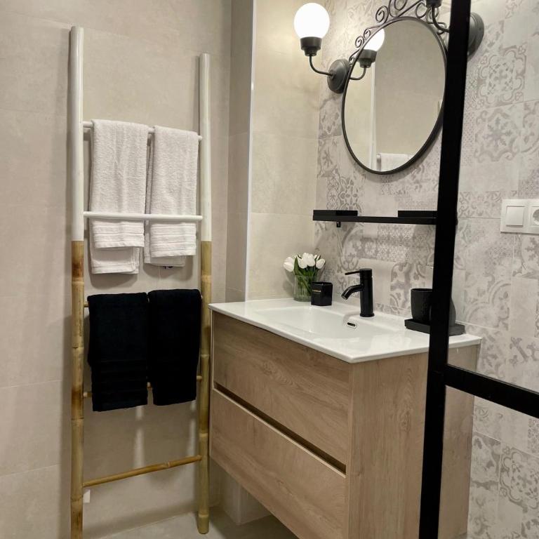 NT La Biznaga Elegante moderno y céntrico con terraza - Two-Bedroom Apartment - 6