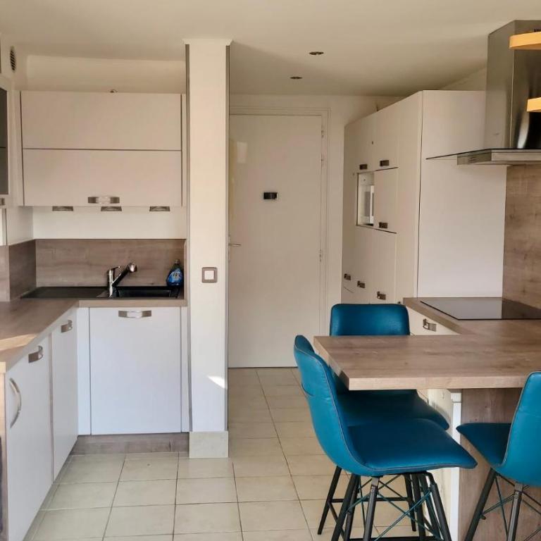 Grand Studio Mezzanine Calme Climatisé Parking privé Plage 700 m - Appartement 1 Chambre - 5