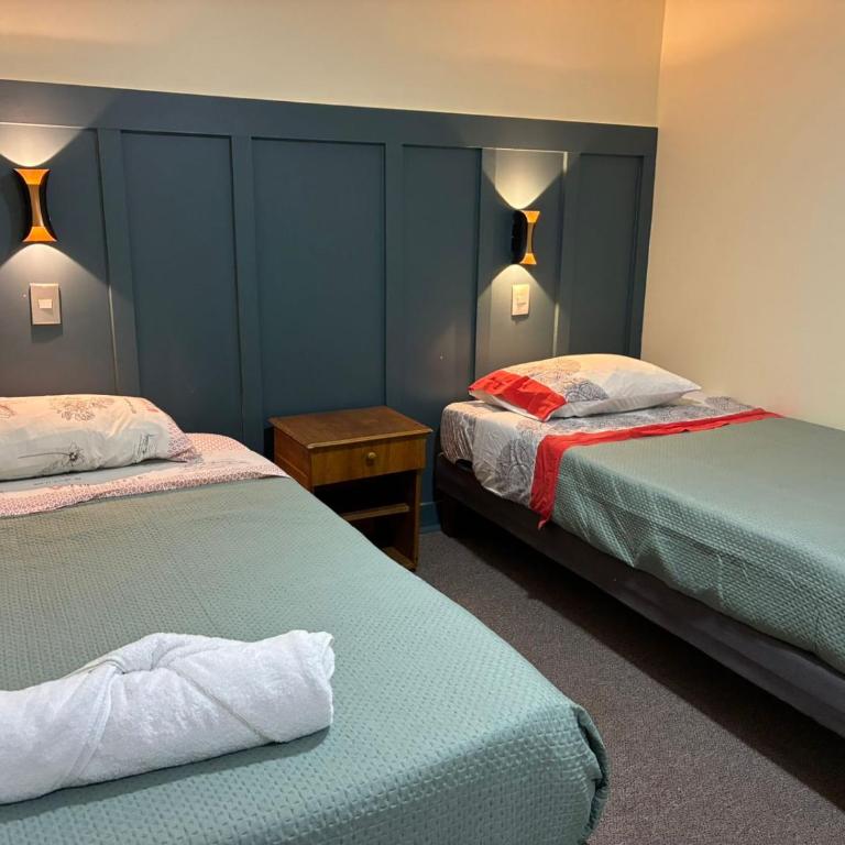 Bercy - Twin Room with Shared Bathroom - 1