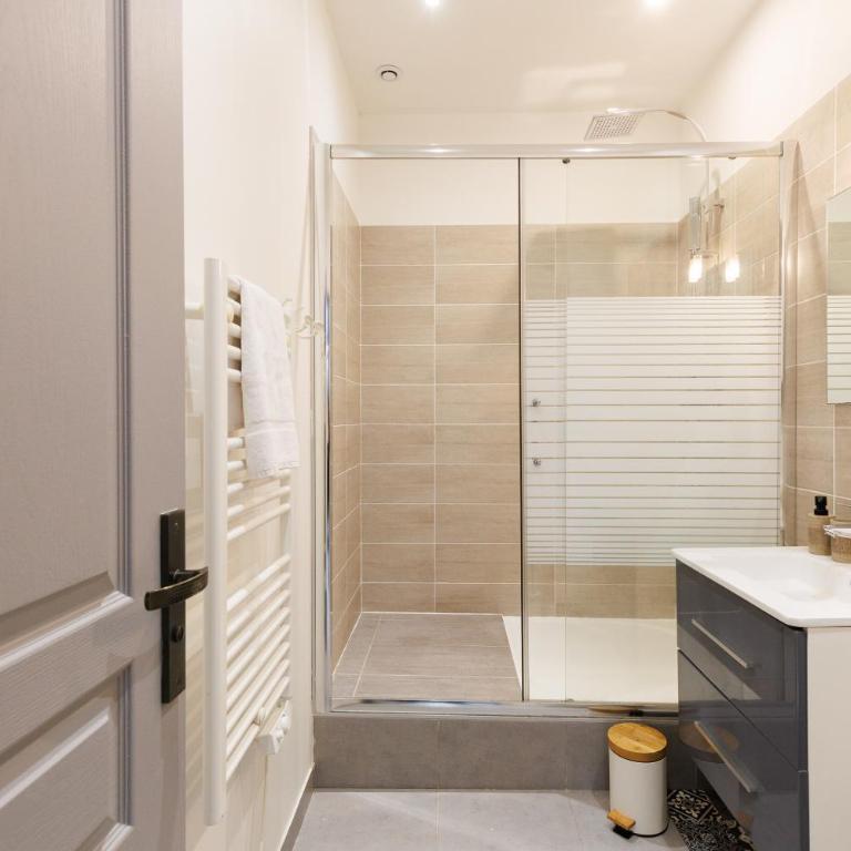 Immogroom - Elegant 3BR Steps from Le Palais - Apartment - 24