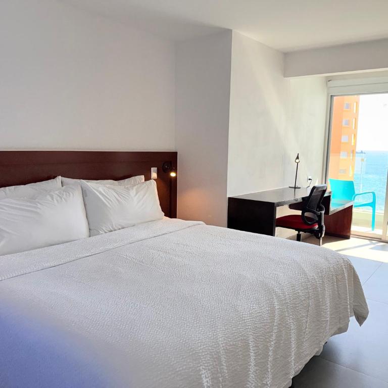 Garner Hotel Mazatlan Beach by IHG - Standard King Room with Ocean View - High Floor - 2