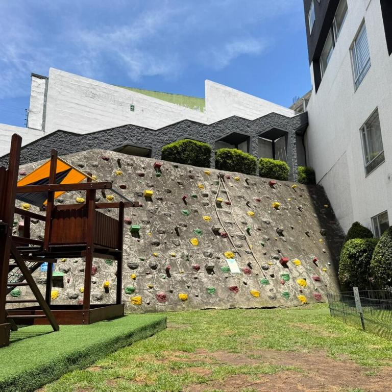 Apartamento cerca de Solca y Embajada Americana con Vista a la Ciudad GYM - Two-Bedroom Apartment - 11