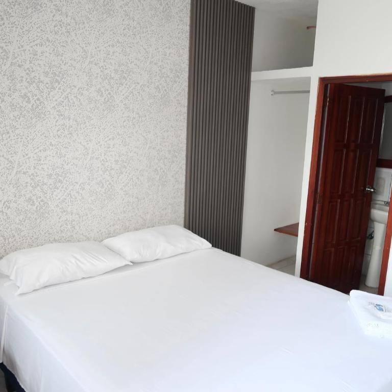 Hotel Pedernales MrRobert - Deluxe Double Room - 2