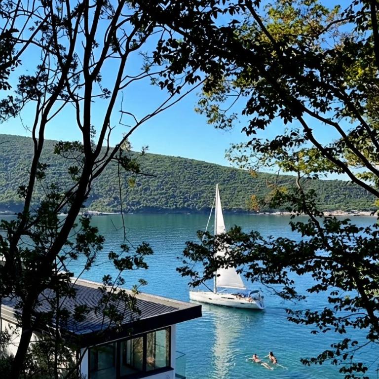 Beach House Kruče - Apartman sa 2 Spavaće Sobe, Balkonom i Pogledom na More - 2