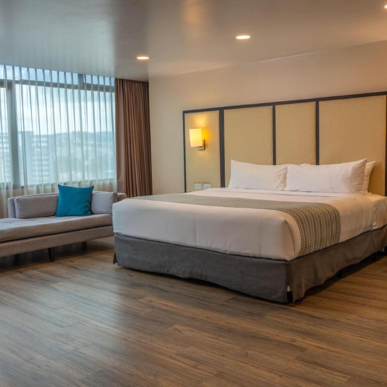 Wyndham Garden Quito - Suite Junior con cama extragrande - Planta jardín - 1