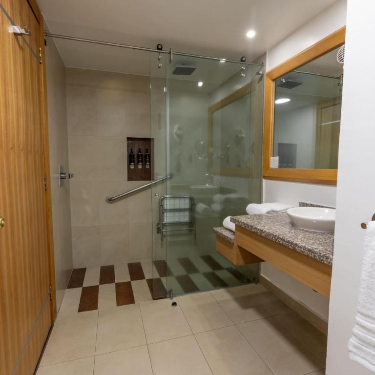 Wyndham Garden Quito - Suite Junior con 2 camas grandes - Adaptada para personas con movilidad reducida - No fumadores - 5