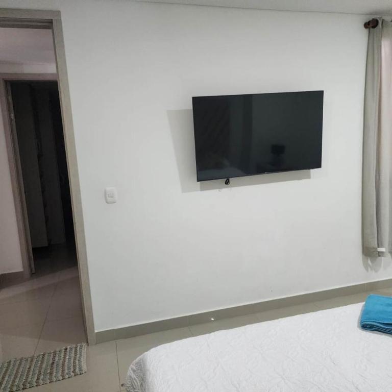 Luxury 3br 2ba Penthouse with rooftop pool - Three-Bedroom Premium Apartment with Balcony - 11