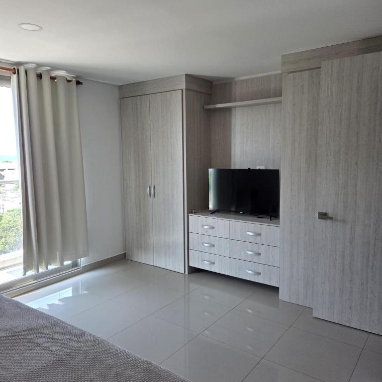 Luxury 3br 2ba Penthouse with rooftop pool - Three-Bedroom Premium Apartment with Balcony - 9