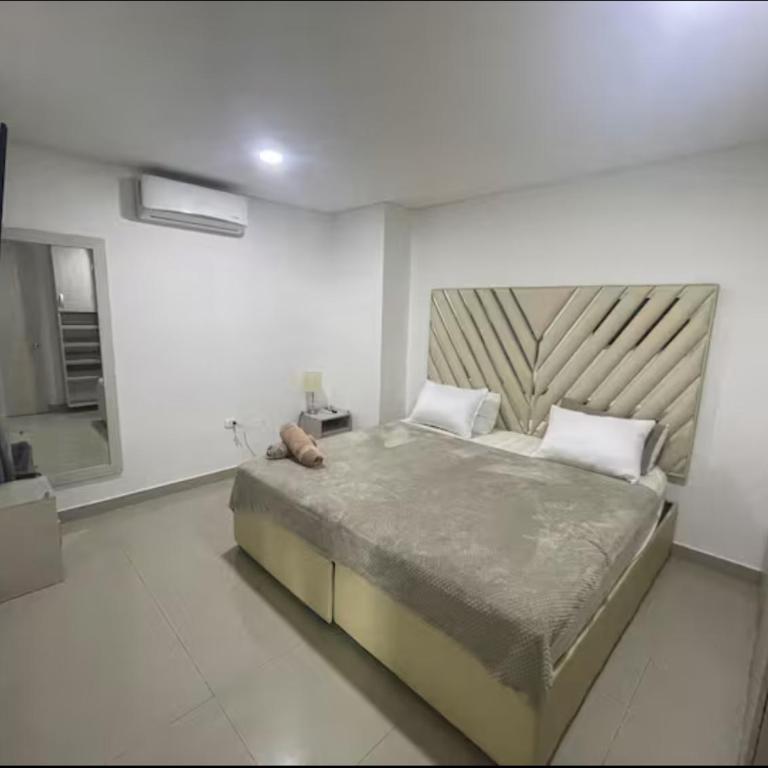 Luxury 3br 2ba Penthouse with rooftop pool - Three-Bedroom Premium Apartment with Balcony - 13