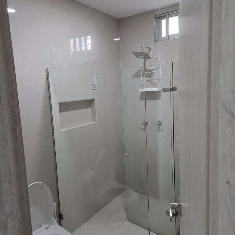 Luxury 3br 2ba Penthouse with rooftop pool - Three-Bedroom Premium Apartment with Balcony - 14