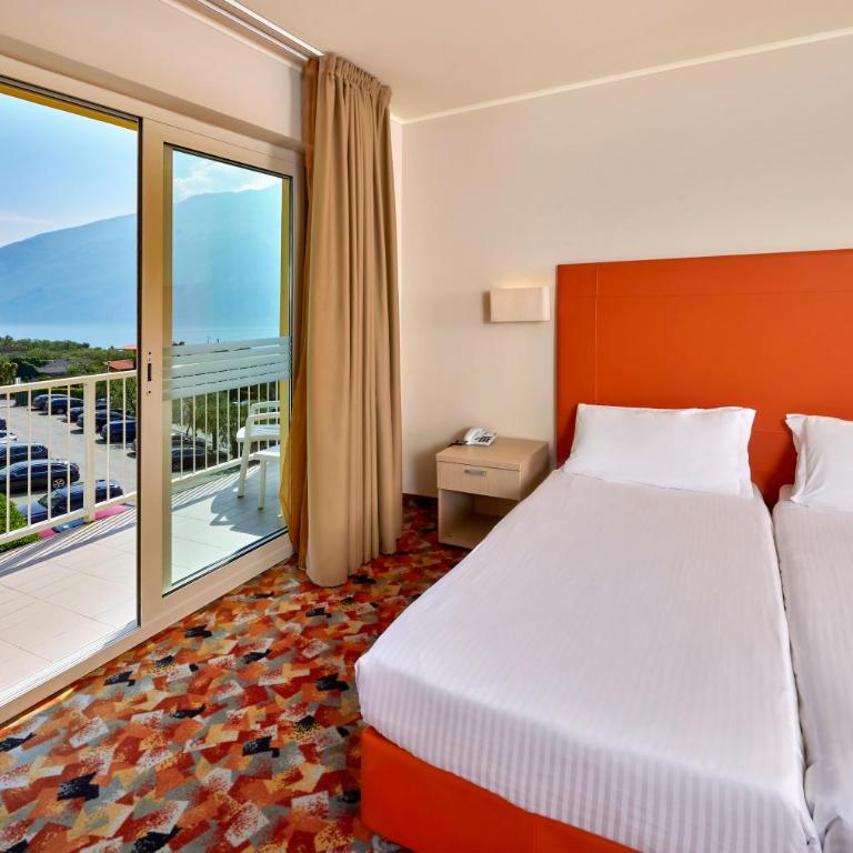 Hotel Royal Village - Camera Superior con Vista Lago - 4