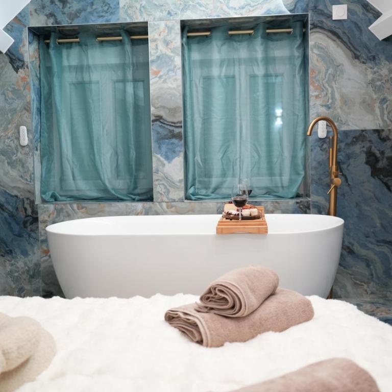 Bleu d'Opale Luxury Suite with Freestanding Tub - Appartement 1 Chambre - 13