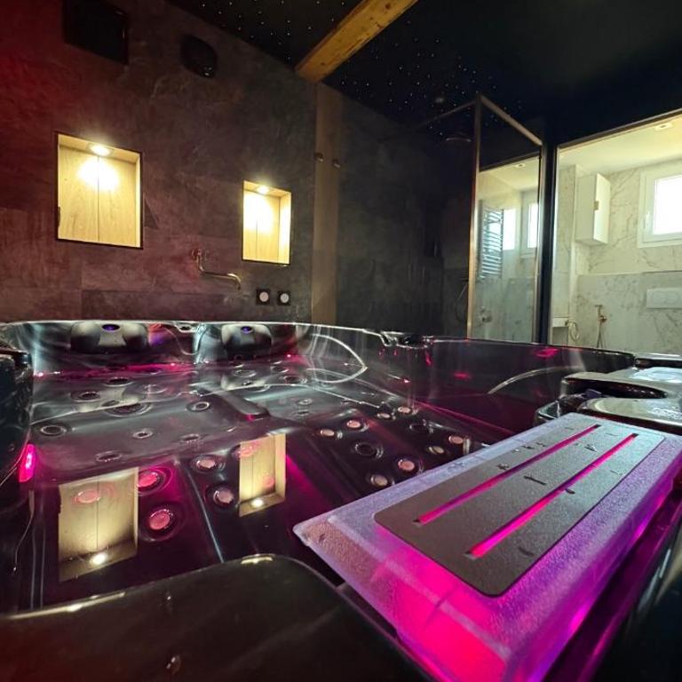 dark love suite avec Jacuzzi Privatif - One-Bedroom Apartment - 1
