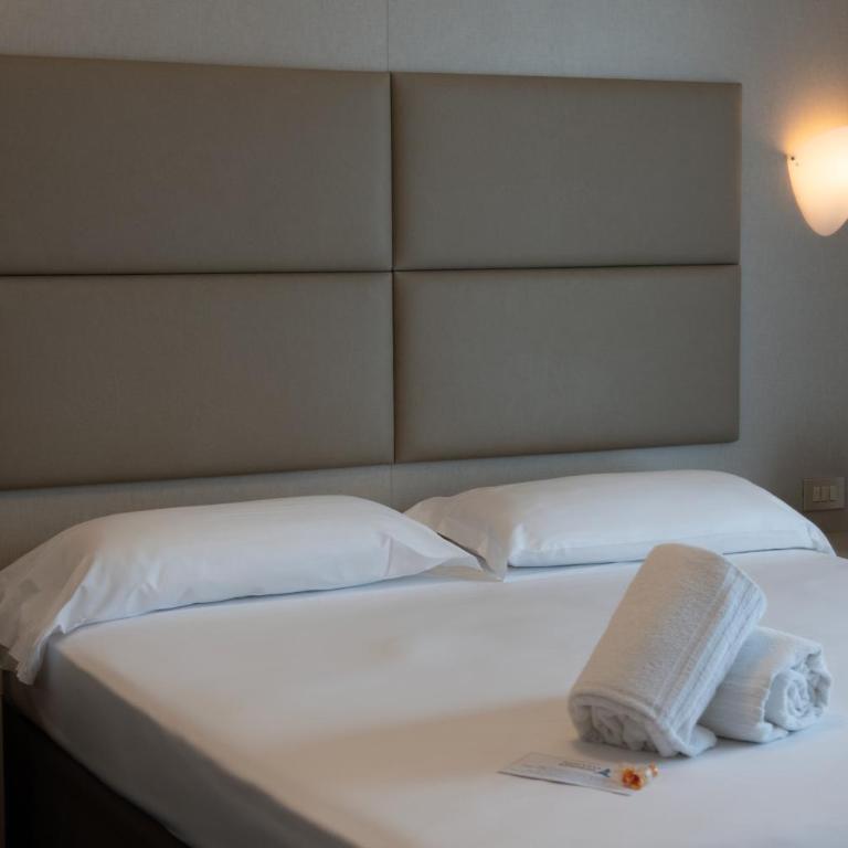Hotel Sirenetta - Superior Double or Twin Room with Lateral Sea View - 7