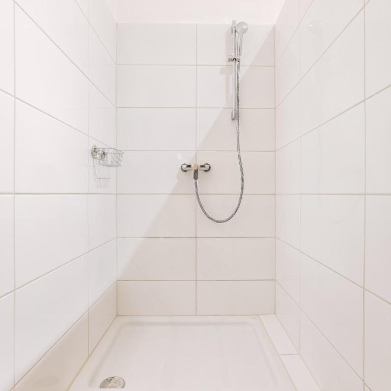 NUMBR25 - self service & low budget Hotel - Camera Doppia con Letti Singoli e Bagno in Comune - 4