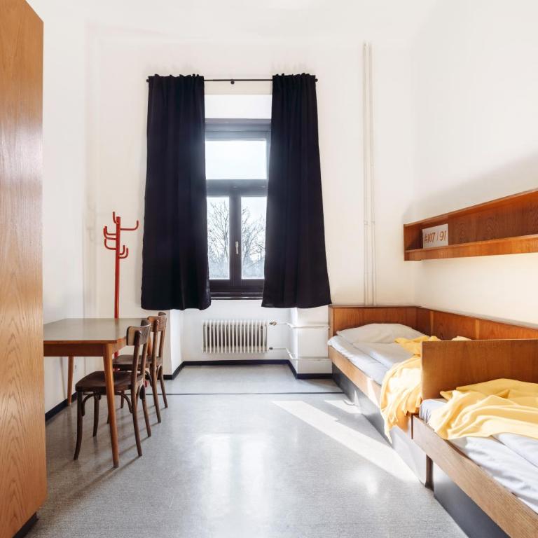 NUMBR25 - self service & low budget Hotel - Camera Doppia con Letti Singoli e Bagno in Comune - 5