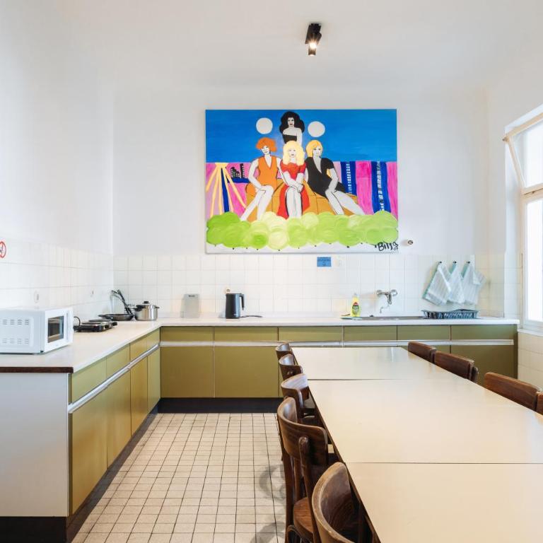 NUMBR25 - self service & low budget Hotel - Camera Doppia con Letti Singoli e Bagno in Comune - 3