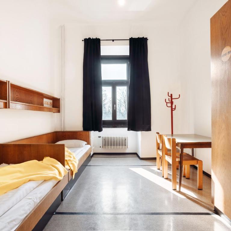 NUMBR25 - self service & low budget Hotel - Camera Doppia con Letti Singoli e Bagno in Comune - 1