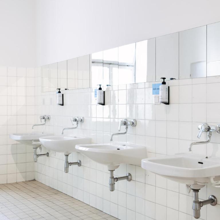 NUMBR25 - self service & low budget Hotel - Camera Doppia con Letti Singoli e Bagno in Comune - 2