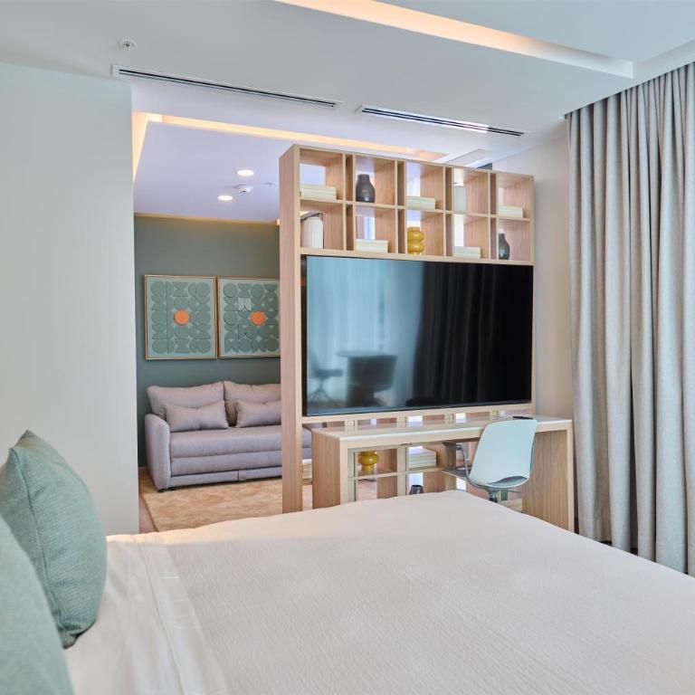 WorldHotels Guadalajara Zona Andares - King Suite with Sofa Bed, Terrace and City View - Non-Smoking - 9