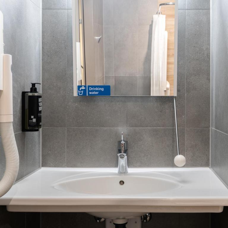 ibis Genève Aéroport - Chambre Standard - Accessible aux Personnes à Mobilité Réduite - 1