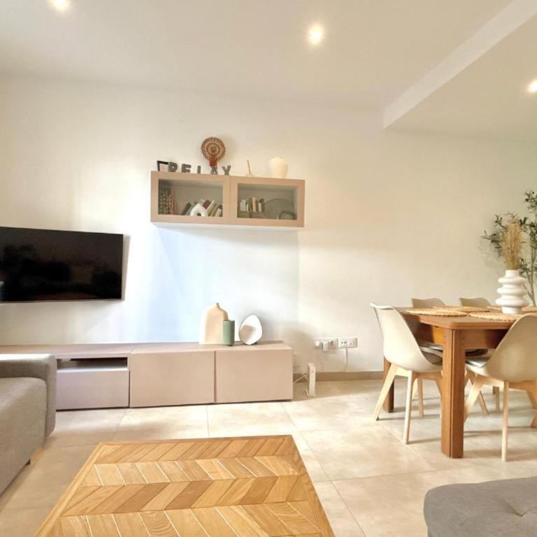 Valencia Beach Escape - 4 Min Walk to Beach - Three-Bedroom Apartment - 2