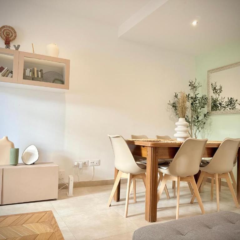 Valencia Beach Escape - 4 Min Walk to Beach - Three-Bedroom Apartment - 6