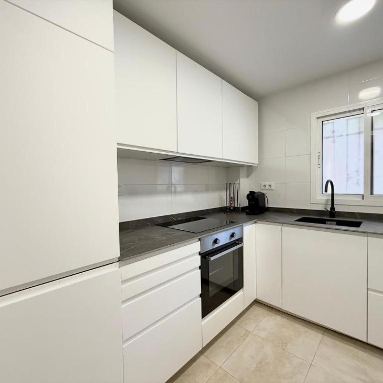 Valencia Beach Escape - 4 Min Walk to Beach - Three-Bedroom Apartment - 11