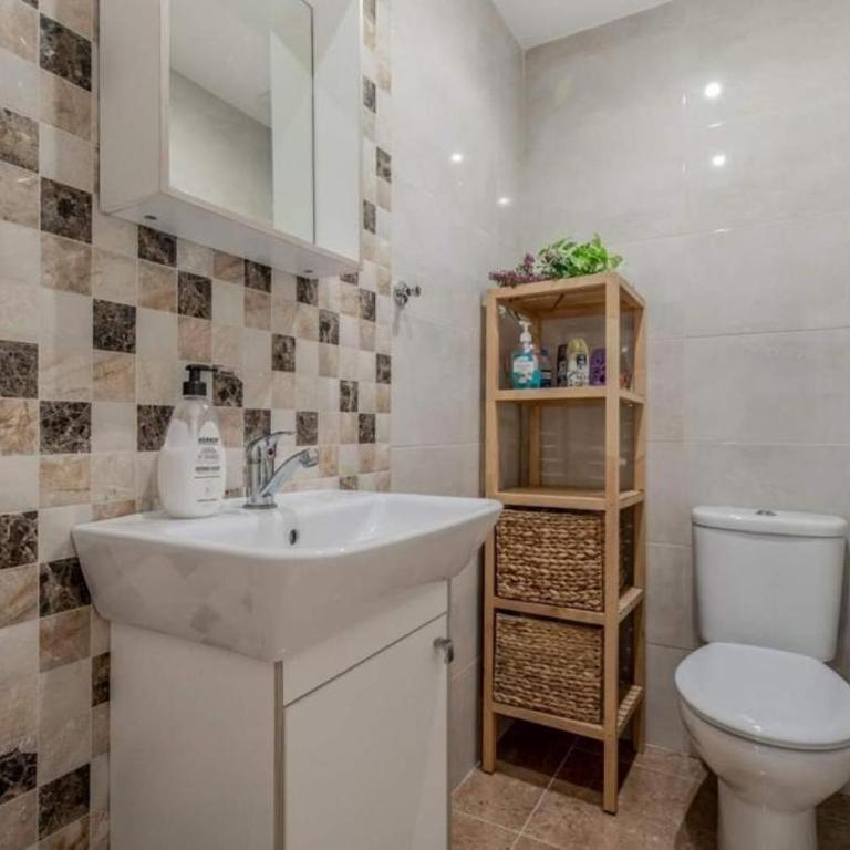 Valencia Beach Escape - 4 Min Walk to Beach - Three-Bedroom Apartment - 17