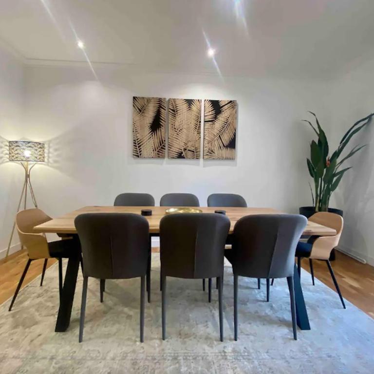 Central Urban Elegance - Four-Bedroom Apartment - 2