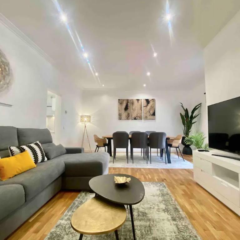 Central Urban Elegance - Four-Bedroom Apartment - 1