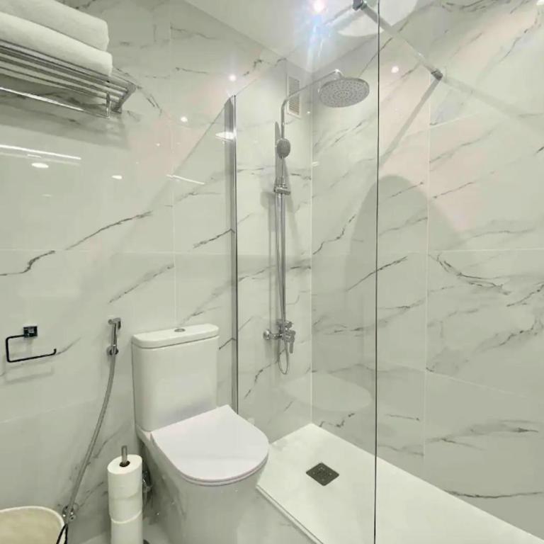 Central Urban Elegance - Four-Bedroom Apartment - 14