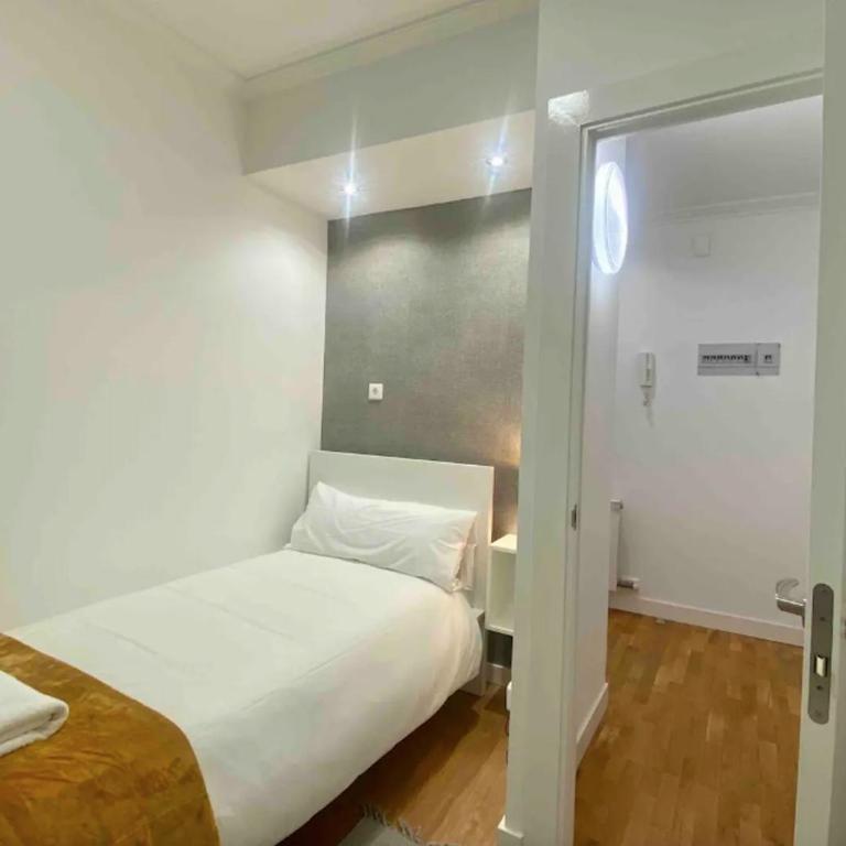 Central Urban Elegance - Four-Bedroom Apartment - 17