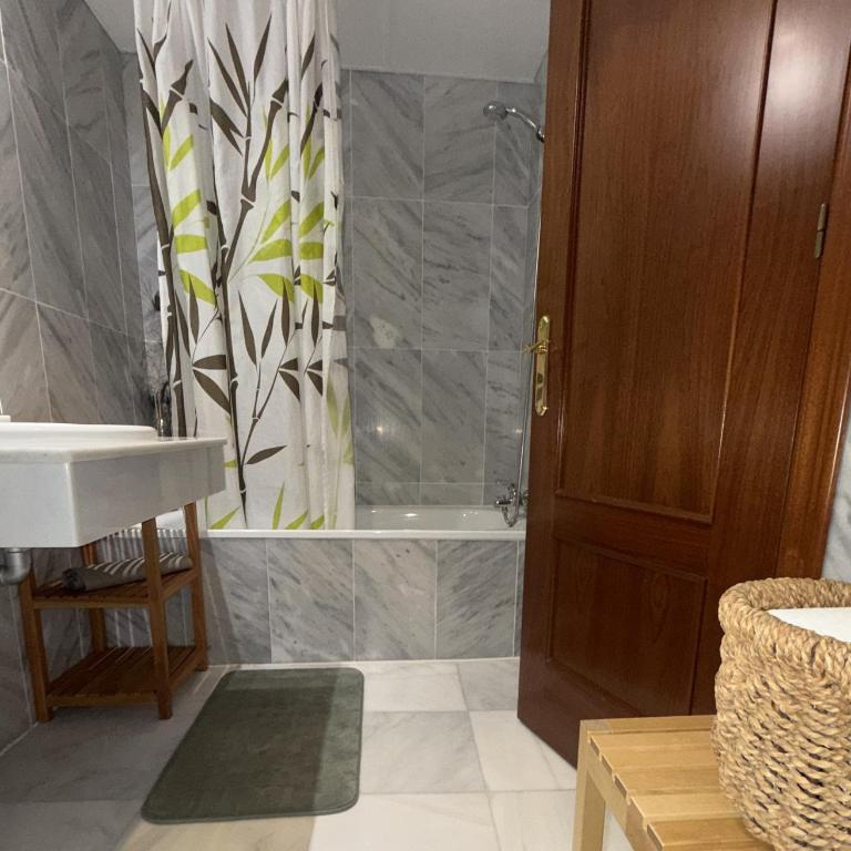 Cute and relaxing bed and breakfast en Albayzín - Queen Room with Balcony - 4