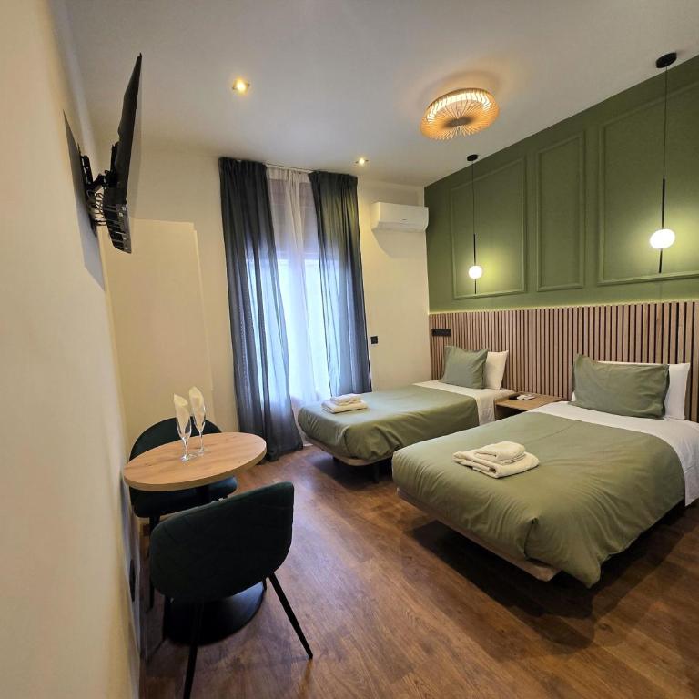 Hostal Main Street Madrid - Superior Twin Room with City View - 5