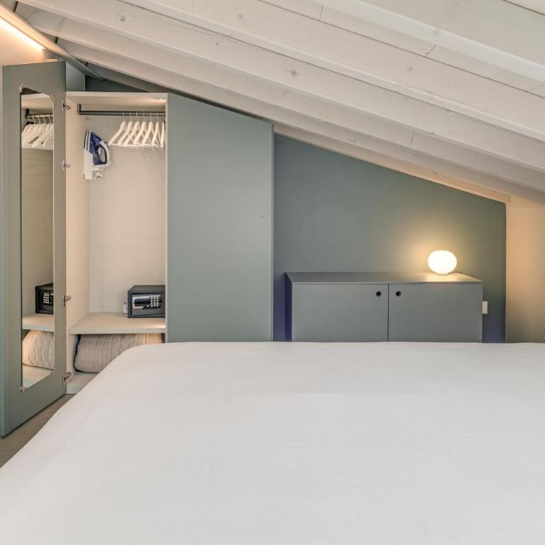 Zeno Suites - Deluxe Suite with Spa Bath - 11